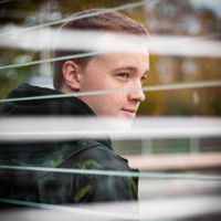 MG Fotografie | Portrait von einem jungen Mann hinter einer Glasscheibe