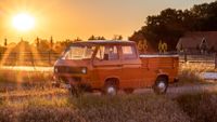 MG Fotografie | VW T3 Doka von vorne auf einem Feld im Sonnenuntergang 4