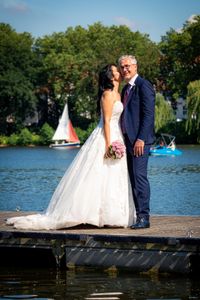 MG Fotografie | Hochzeitspaar steht auf einem Steg am Aasee 2